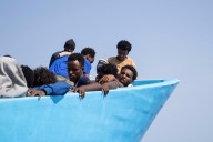 La ONG Open Arms socorre a 130 migrantes en el Mediterráneo central, entre ellos 2 bebés