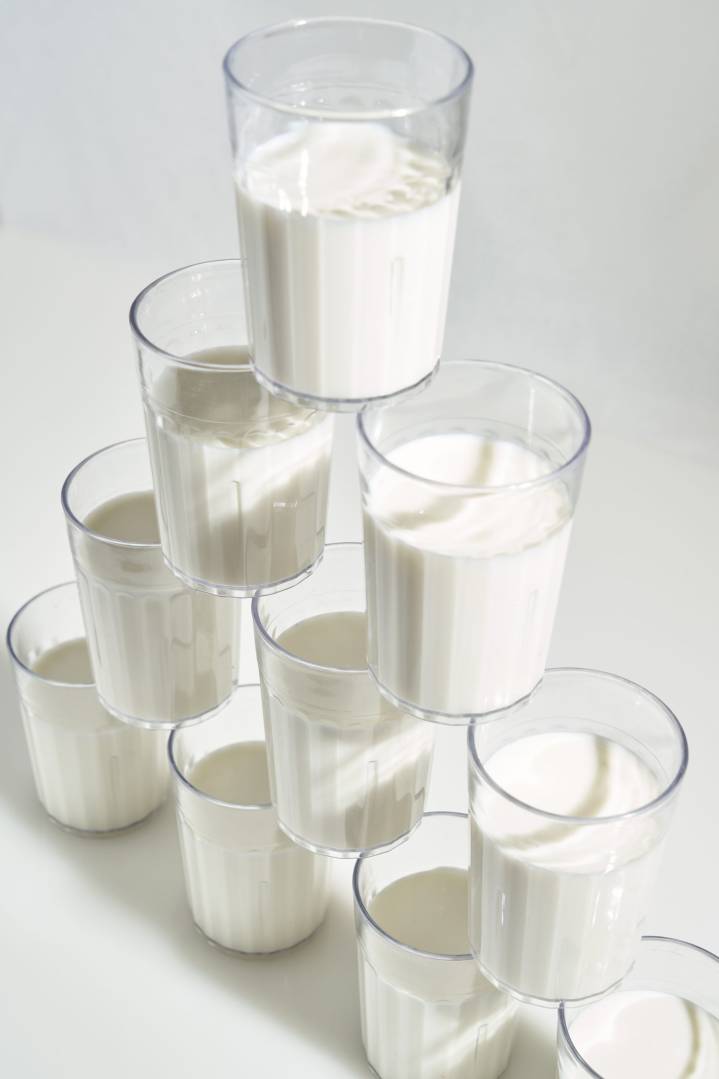 Beber leche hace que mis huesos sean más fuertes, ¿qué tan real es esto?