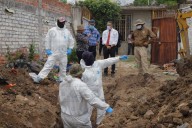 Fosa de La Calera sigue abierta y sin custodia, denuncian buscadoras