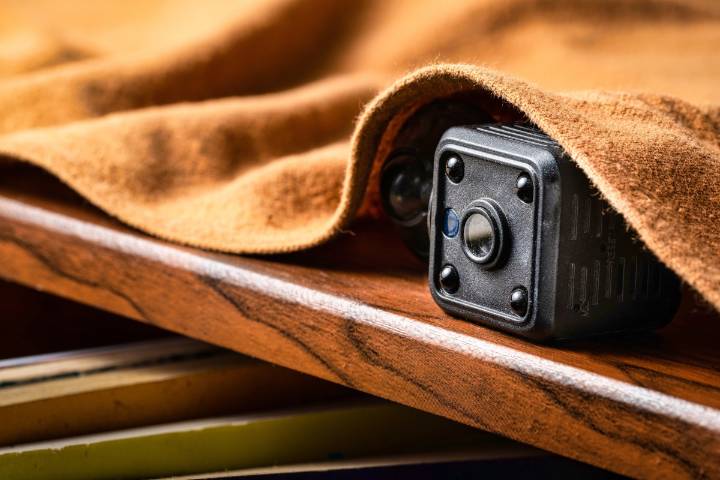 Empleado despedido tras hallazgo de cámaras ocultas en baño de hospital en Texas