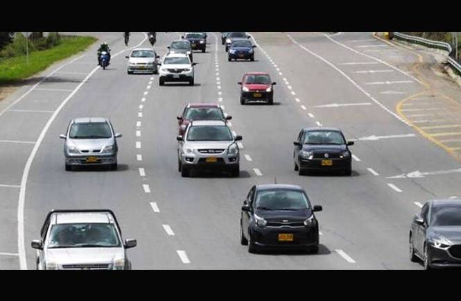 Multa de $604.100 en Colombia por conducir lento en el carril izquierdo desde 2025