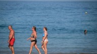 Los motivos de por qué no es bueno caminar por la playa