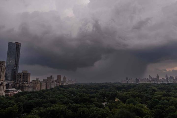 Estado de emergencia. Las impactantes imágenes del temporal en Nueva York: autos sumergidos, vuelos demorados y caos en subte