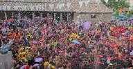 Carbajosa llena de color sus calles con el concurso de disfraces y su tradicional chupinazo