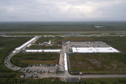 Jueza: Florida debe detener la expansión del centro de inmigración "Alcatraz de los caimanes"