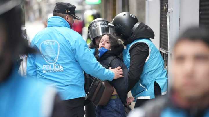 La policía detuvo a periodistas que cubrían la marcha de los jubilados