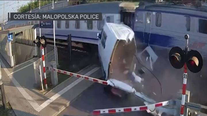 Choque de tren con vehículo de reparto tiene final inesperado