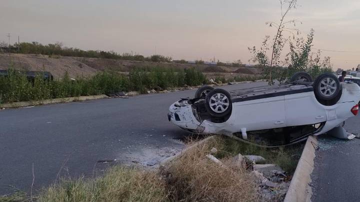 Joven vuelca tras ser impactado por una camioneta en fraccionamiento Bosque Real de Gómez Palacio