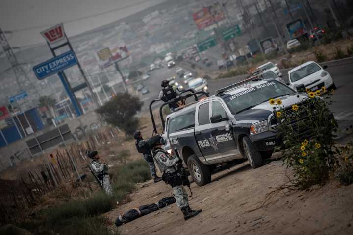 Hallan persona sin vida envuelta en bolsa negra en la libre Tijuana