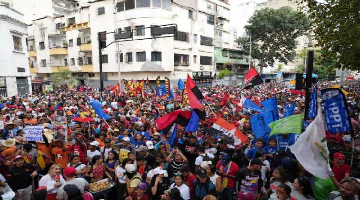 Juventud revolucionaria respalda en las calles al presidente Maduro
