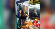 Rescata Protección Civil a menor atrapado en máquina de peluches