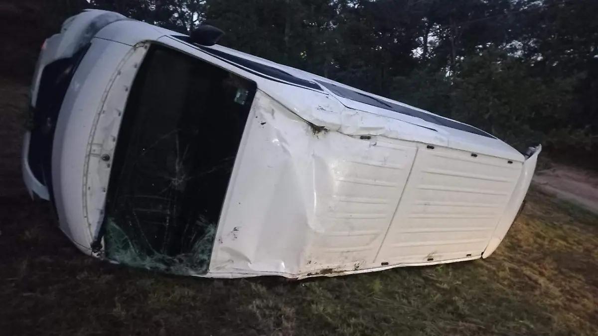 Volcó camioneta de transporte en Amealco de Bonfil