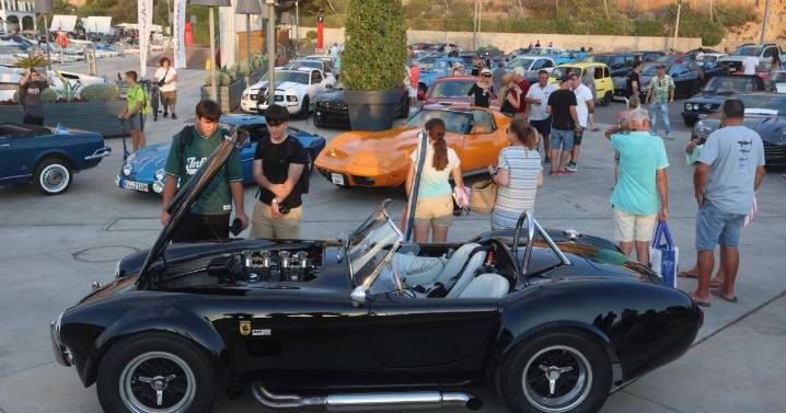 Los coches clásicos rugen en Port Adriano