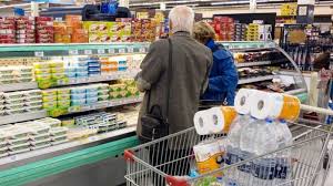 📉 Endeudarse para comer: casi la mitad de los argentinos paga el supermercado con crédito