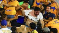 Afición de Tigres se agarra a golpes en las gradas del 'Volcán'