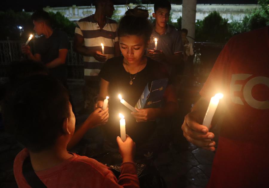 Cientos de personas acuden a vigilias por las víctimas del tiroteo escolar en Mineápolis
