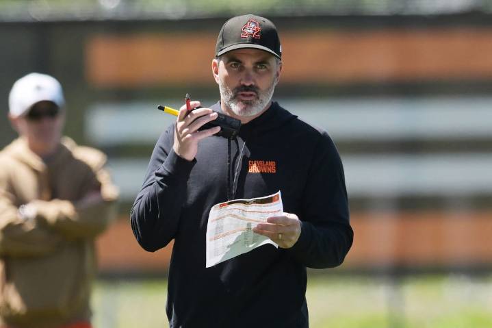 Kevin Stefanski Accused of QB Bias as Shedeur Sanders Gets Respite From Browns’s Disrespect Is Kevin Stefanski favoring another QB while keeping Shedeur Sanders on the sidelines? Browns’ QB mystery de