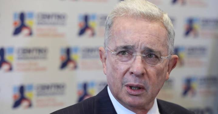 Afirma Uribe que, tras fallo favorable, se dedicará a “la libertad de Colombia”