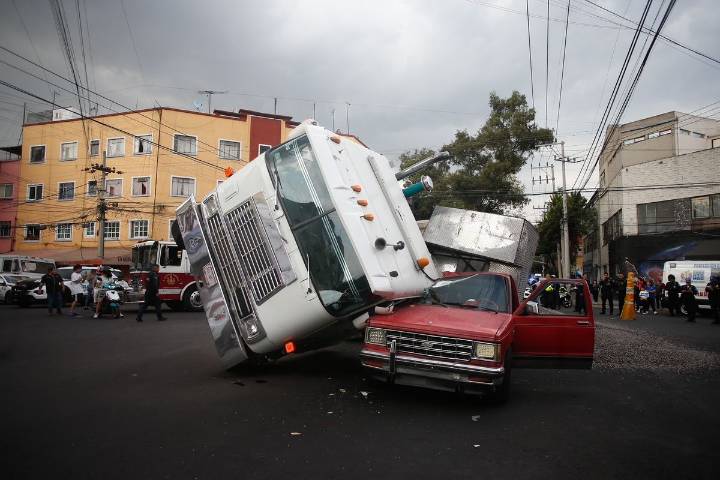 Por socavón, camión vuelca sobre camioneta en la Obrera