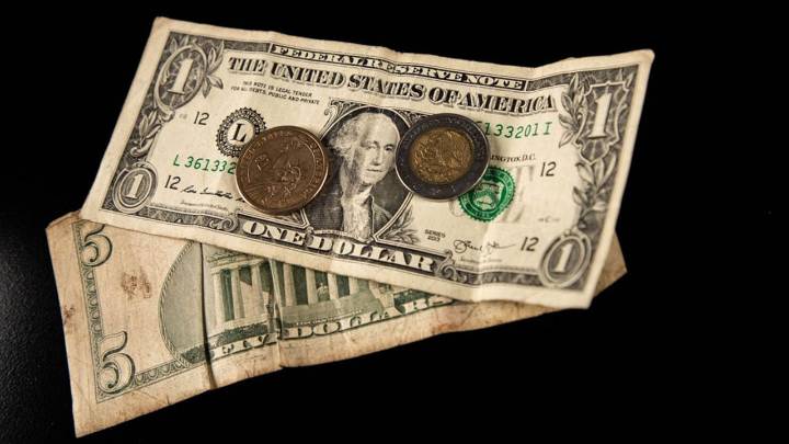 Peso retrocede atento a reunión entre Trump y Zelenski