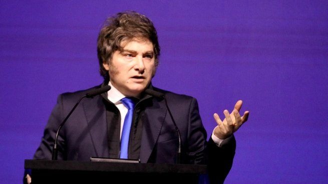 Javier Milei camina por la cornisa financiera, al borde del abismo