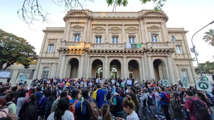 🏥 Emergencia en el Bonaparte: denuncian vaciamiento, renuncias y falta de medicamentos