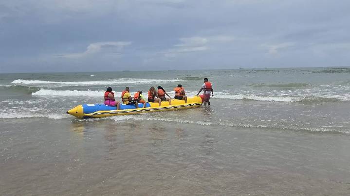 Si te subes a ‘la banana’ en Pueblo Viejo puedes tener suerte y ver hasta delfines: ¿cuánto cuesta un paseo?