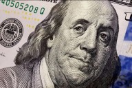 El dólar cerró agosto en $1.360 con una baja de 1,1% en el mes y el blue avanzó $10