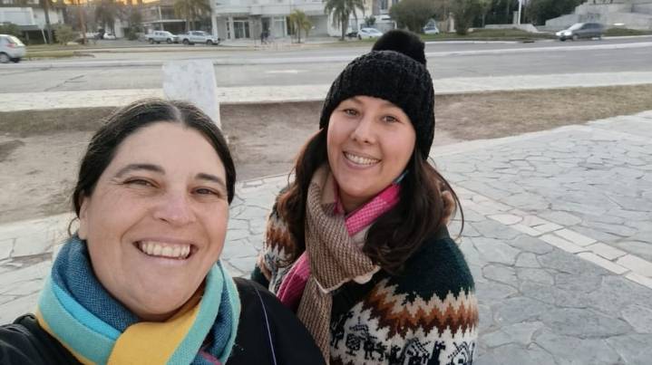 Poesía itinerante: dos viajeras recorren el país con una vieja máquina de escribir