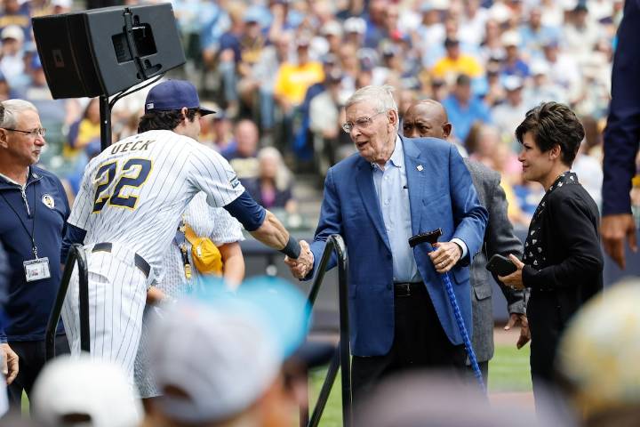 Brewers honour longtime broadcaster Bob Uecker with star