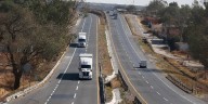 Pablo Lemus se compromete a renovar red carretera estatal en un año