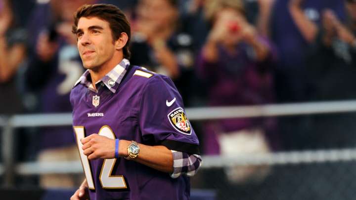 Michael Phelps teaches Ravens players to swim