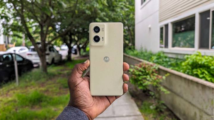 New Total Wireless deal wants to give your entire family FREE Motorola phones