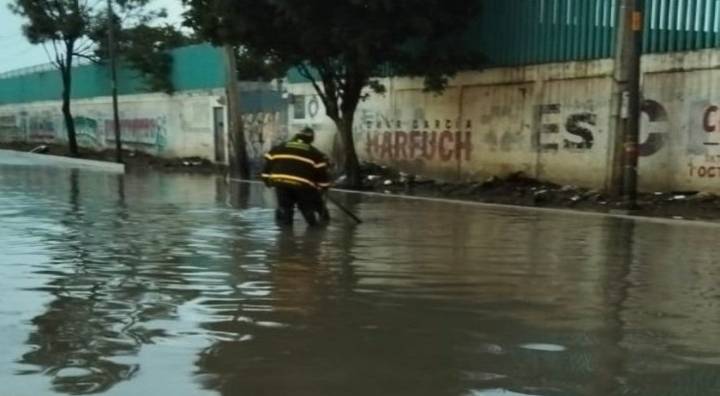 Lluvia, granizo y tormenta eléctrica desatan caos en CDMX