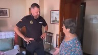 Adoptar a un policía: la solidaria iniciativa que ofrece "acompañamiento y cariño" a los mayores de Castilleja de la Cuesta