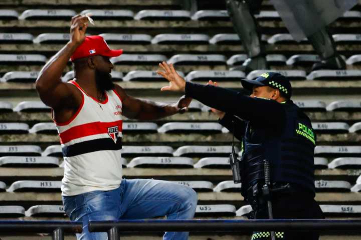 Fanáticos de Atlético Nacional y Sao Paulo protagonizan gresca en estadio de Medellín