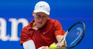 Jannik Sinner arranca la defensa de su título con cómoda victoria sobre Vit Kopriva en el US Open 2025