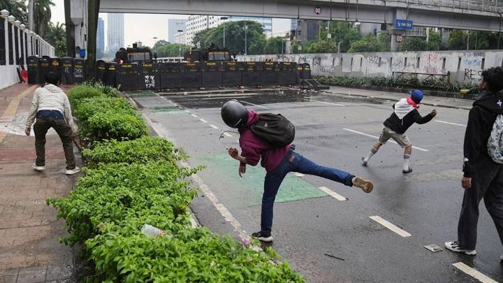 Presidente de Indonesia promete revocar privilegios de diputados tras protestas marcadas por la violencia