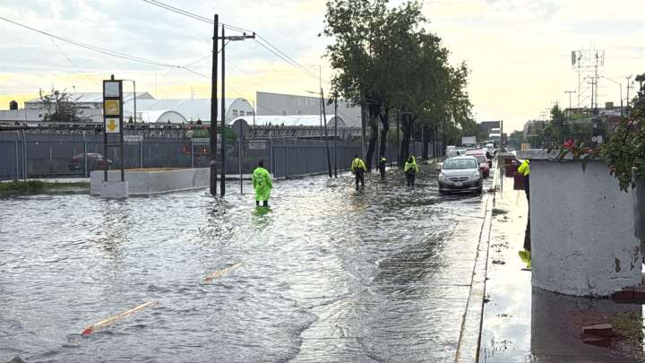 Fuertes lluvias dejan inundaciones y caos vial en CDMX