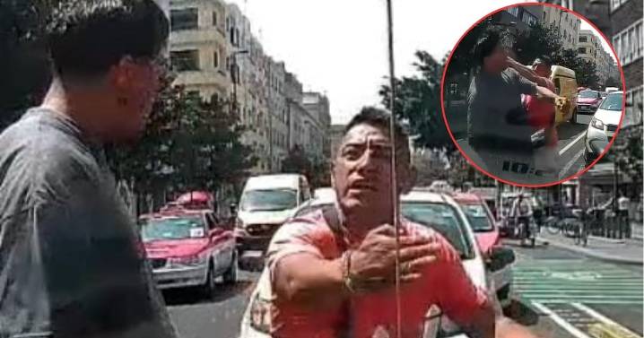 Motociclista se distrae, choca y como desquite noquea a taxista en CDMX