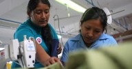 Más de 4,6 millones de mujeres en el Perú están atrapadas en el empleo precario