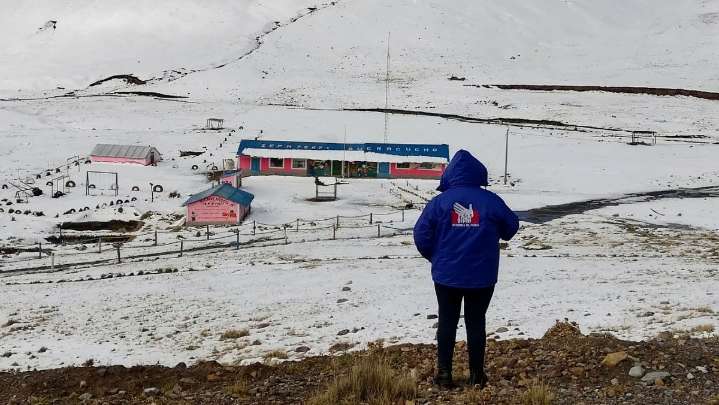 Heladas azotan Huancavelica: familias campesinas reciben ayuda humanitaria en medio de temperaturas extremas
