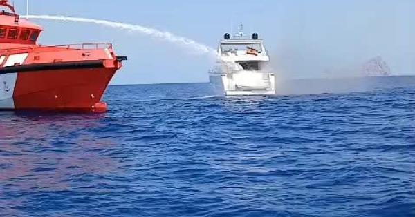 Arde un yate de 28 metros en aguas al sur de Ibiza