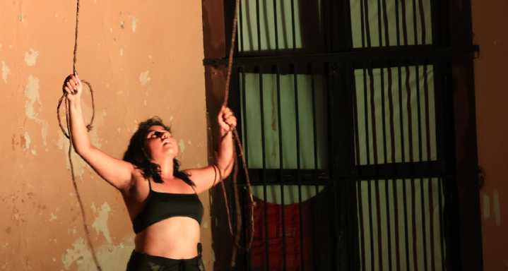 Crea performance con sargazo