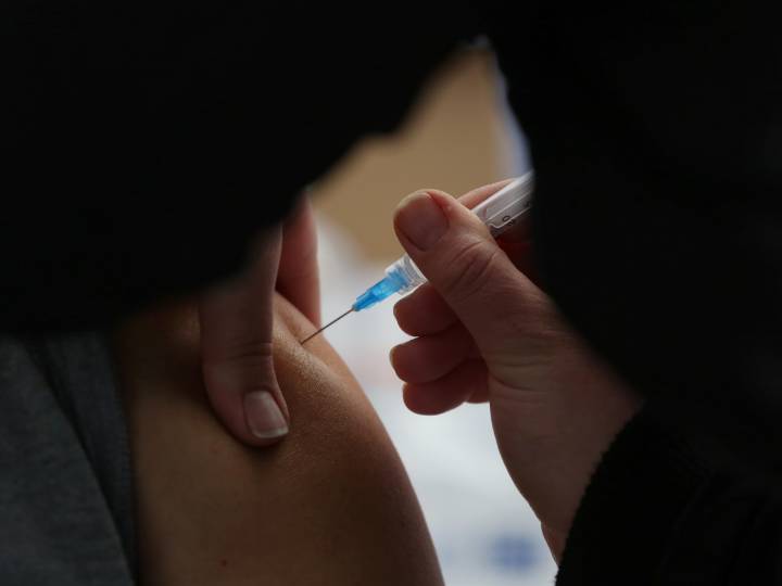 Expertos y Gobierno acuerdan una nueva forma de aplicar la vacuna del Covid: a quiénes y cada cuánto