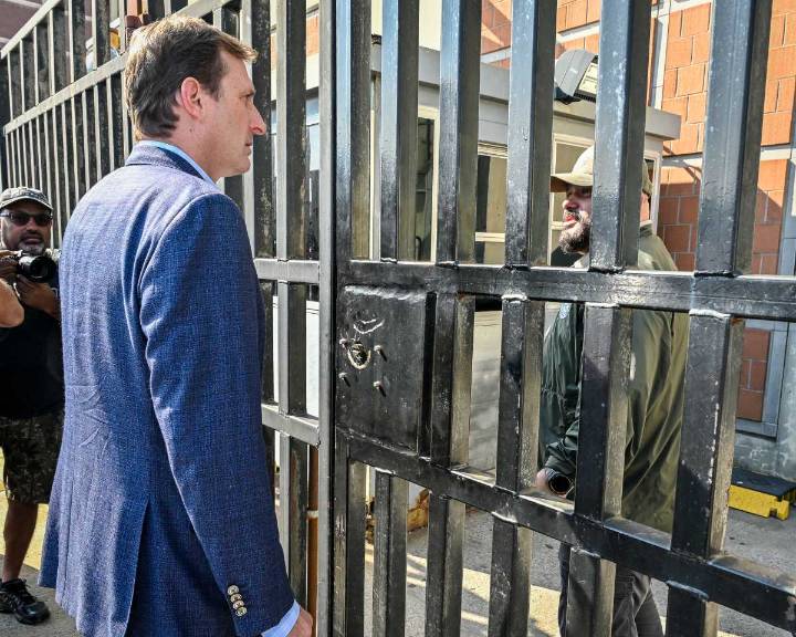 Access denied: Goldman again blocked from touring Sunset Park prison housing ICE detainees • Brooklyn Paper