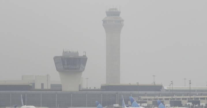 FAA proposes extending Newark airport flight cuts through October 2026