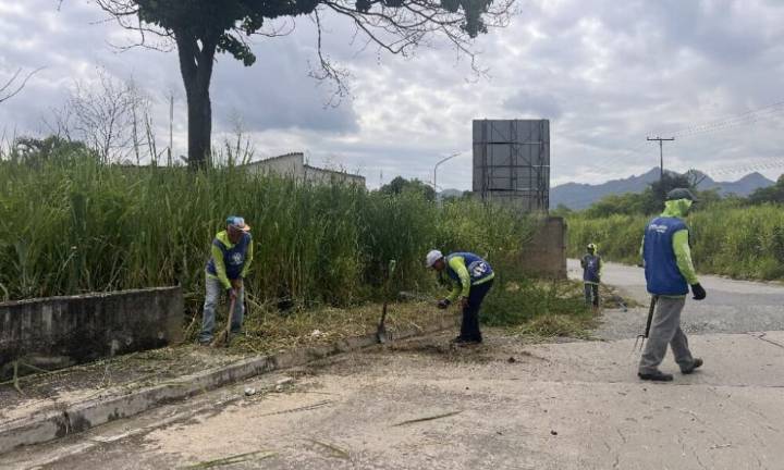IAM Fumcosandi continúa labores de desmalezado en Lomas de La Hacienda