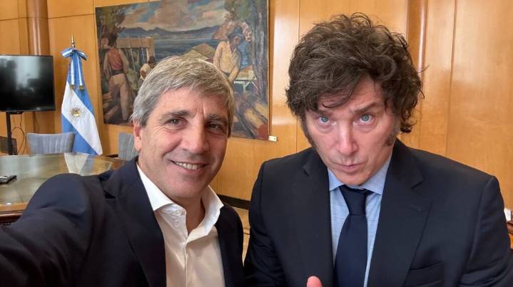 “Sos lo más de lo más”: Luis Caputo mostró sus chats con Milei para desmentir una pelea