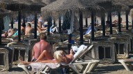 Pringados sin casa en la playa y 'boomers' haciendo el agosto